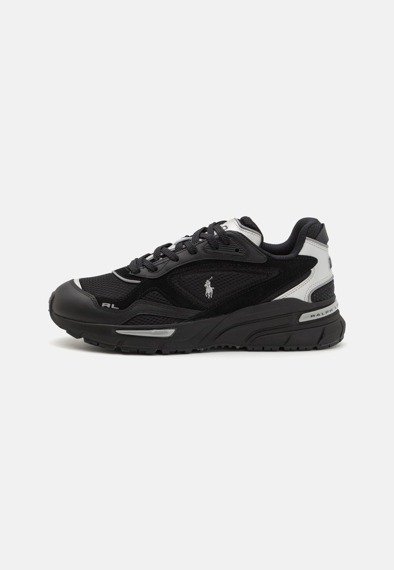 Baskets athlétiques noires et blanches à lacets avec des panneaux en mesh et synthétiques, et logo Ralph Lauren sur le côté et le talon.