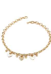 Collier en or avec des maillons entrelacés, comportant cinq pendentifs en forme de cœur, deux gravés avec "GUESS" et un avec des strass.