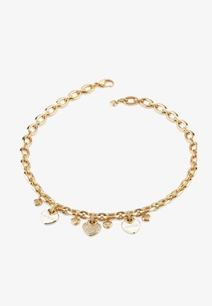 Collana in oro con maglie intrecciate, dotata di cinque ciondoli a forma di cuore, due dei quali incisi con "GUESS" e uno con strass.