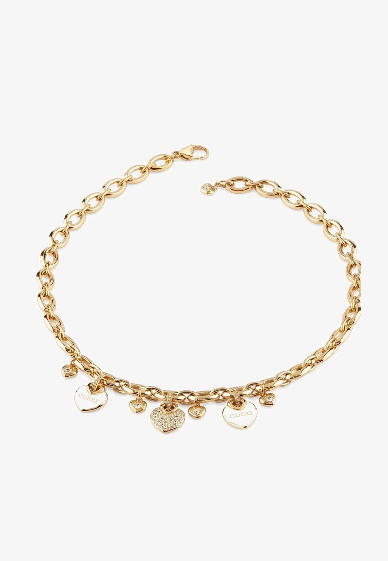 Collier en or avec des maillons entrelacés, comportant cinq pendentifs en forme de cœur, deux gravés avec "GUESS" et un avec des strass.