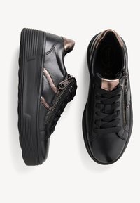 Sneaker nere in pelle con suola spessa, dettagli testurizzati, chiusura con zip e design con lacci. Presentano un dettaglio lucido di colore bronzo.