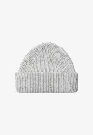 Berretto a maglia grigio chiaro con risvolto e texture a coste, esposto piatto su uno sfondo bianco.