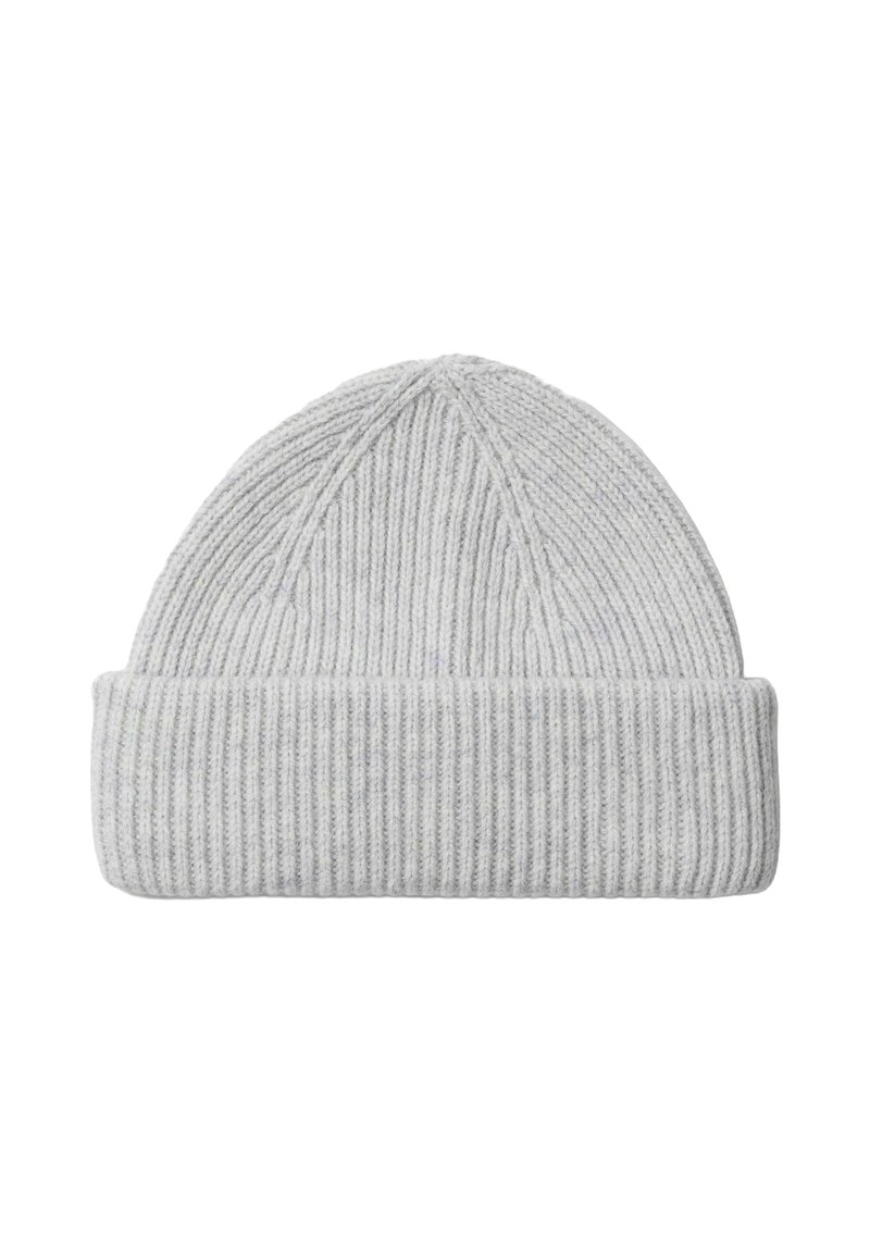 Gorro de punto gris claro con vuelta y textura acanalada, exhibido plano sobre un fondo blanco.