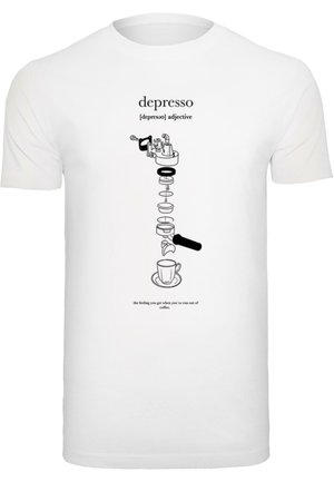 Fehér póló, fekete illusztrációkkal egy kávéfőzőről és egy csészéről, a "depresso" kifejezéssel és egy kapcsolódó mondattal alatta.
