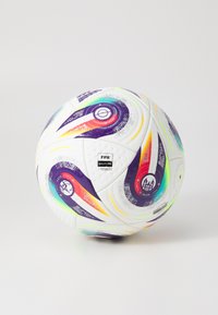 Kvalitní míč FIFA s bílým povrchem, na kterém jsou živé fialové, červené a žluté vířivé vzory; textura pro lepší úchop; viditelné označení velikosti a kvality.