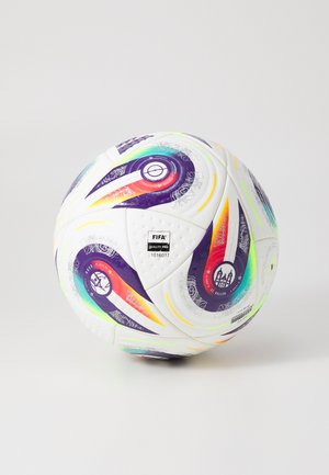 FIFA-kwaliteit voetbal met een witte oppervlakte en levendige paarse, rode en gele draaiende patronen; gestructureerd voor grip; maat- en kwaliteitsbranding zichtbaar.