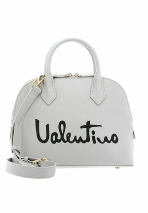 Grå läderhandväska med rundad form, handtag på toppen och ett avtagbart axelband. Har en stor svart "Valentino"-logotyp framtill.
