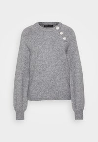 Grå sweater lavet af tekstureret strikmateriale. Har en rund halsudskæring og lange ærmer. Tre dekorative pynt på skulderen.