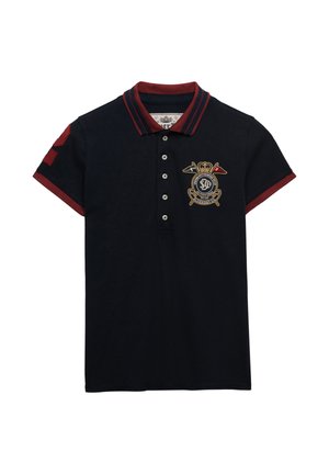 Schwarzes Poloshirt mit bordeauxrotem Kragen und Ärmelsaum, durchgehender Knopfleiste, gesticktem Wappen mit Flaggen auf der linken Brust und Aufnäher am rechten Ärmel.