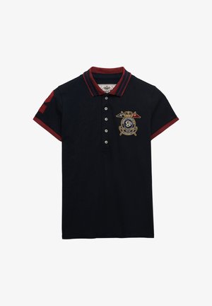 Schwarzes Poloshirt mit bordeauxrotem Kragen und Ärmelsaum, durchgehender Knopfleiste, gesticktem Wappen mit Flaggen auf der linken Brust und Aufnäher am rechten Ärmel.