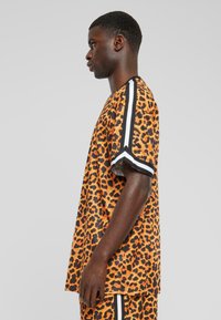 Urban Classics Camiseta estampada - orangeleopard