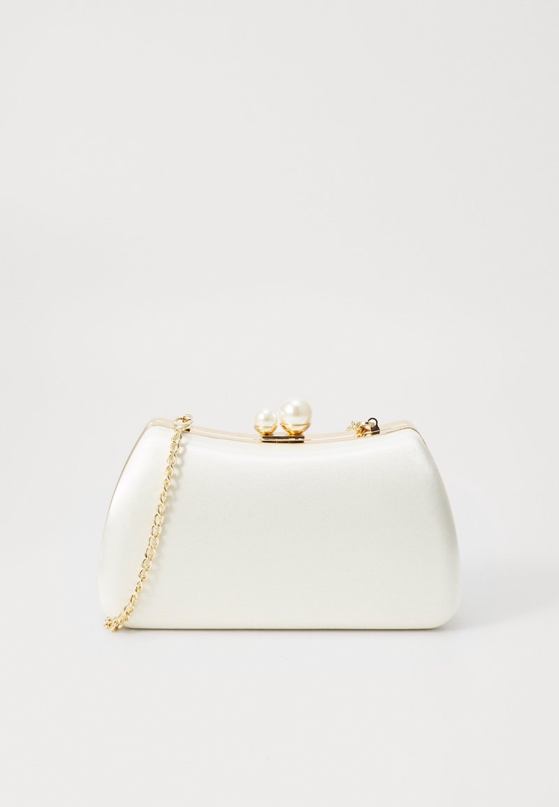 Pochette blanche avec monture dorée, fermoir en perles et bandoulière chaîne dorée sur fond blanc uni.
