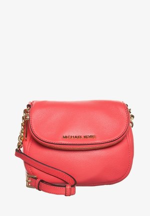 Korallenrosa Leder-Umhängetasche mit goldener Kettenriemen, Frontklappe, Reißverschluss-Detail und Michael Kors Logo in goldener Schrift.