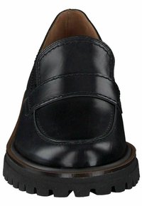 Černá kožená nazouvací bota s kulatou špičkou, se šitým páskem a drsnou černou gumovou podešví s drážkami pro lepší přilnavost.