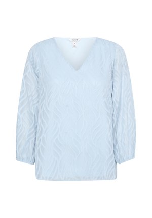 Svetlomodrá blúzka s výstrihom do V, zdobená textúrovanými vlnitými vzormi, s rukávmi po tri štvrtiny a elastickými manžetami.