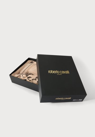 Μαύρο κουτί Roberto Cavalli Home με χρυσά γράμματα ανοιχτό που αποκαλύπτει διπλωμένο μπεζ και μαύρο ύφασμα με λεοπάρ μοτίβο μέσα.