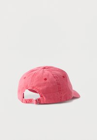 Ροζ ξεθωριασμένο καπέλο μπέιζμπολ εμφανιζόμενο από πίσω με ρυθμιζόμενο λουράκι και μεταλλική πόρπη σε λευκό φόντο.