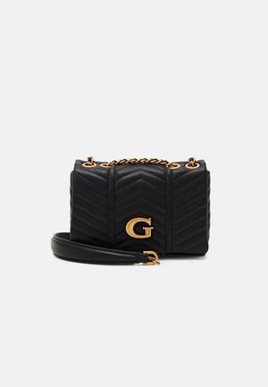 Bolso negro acolchado con patrón en zigzag, herrajes dorados, correa desmontable y un destacado detalle con la letra "G" en el frente.
