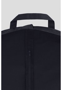 Czarna torba tote wykonana z trwałego materiału, z zamkiem błyskawicznym i podwójnymi uchwytami do łatwego noszenia. Gładka, matowa tekstura.