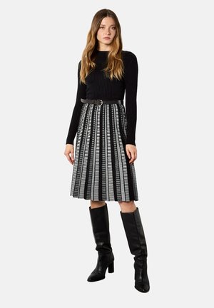 - Sukienka dzianinowa