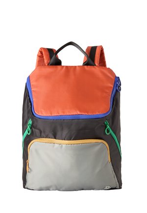 Rucksack mit orangefarbenem Deckel, schwarzem Hauptteil, grauer Vorderseite und blauen, grünen und gelben Reißverschlüssen, dargestellt auf weißem Hintergrund.