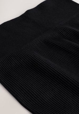 Čierna rebrovaná pletená látka s elastickým pásom, zobrazujúca textúru a detaily roztiahnutia na rovnej ploche.