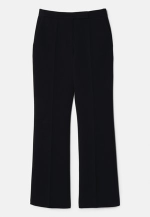 Fekete szabott nadrág, lapos elejű, széles lábakkal, oldalsó zsebekkel és sima textúrával. Könnyű, rugalmas anyagból készült.