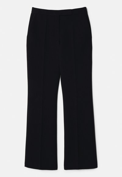 Czarne klasyczne spodnie o prostym przodzie, szerokich nogawkach, bocznych kieszeniach i gładkiej fakturze. Wykonane z lekkiego, elastycznego materiału.