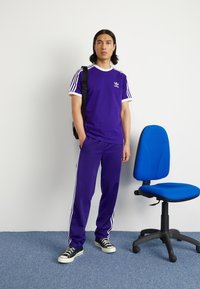 adidas Originals STRIPES TEE - Majica kratkih rukava s printom - collegiate purple