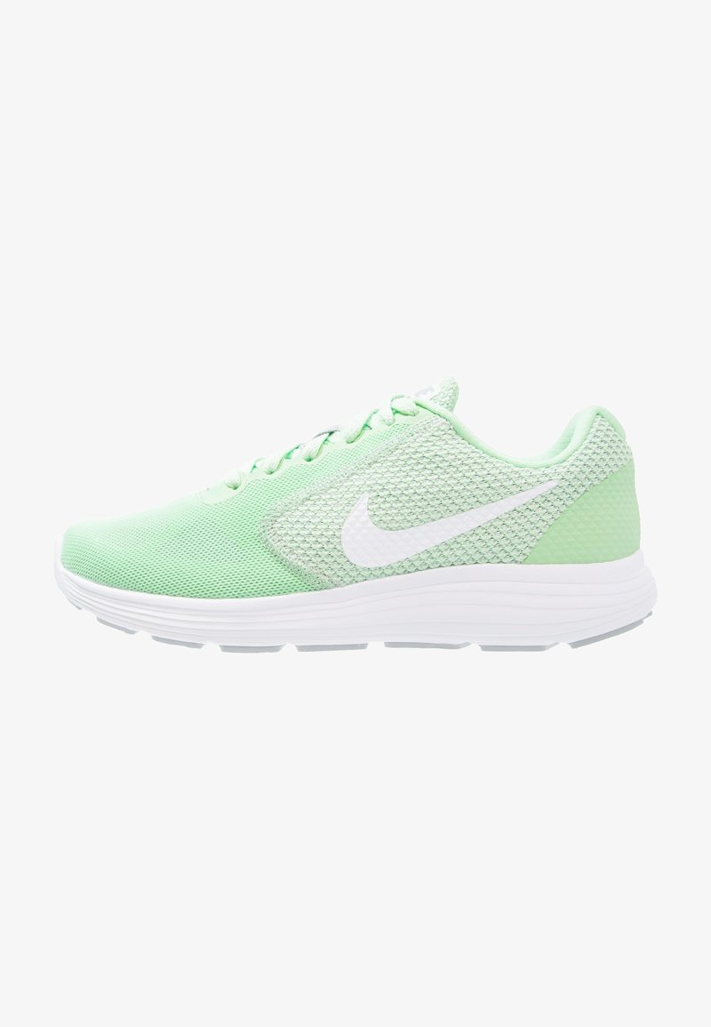Chaussure de course Nike vert clair avec semelle blanche et logo Nike swoosh blanc, dessus en mesh et fermeture à lacets, vue de côté.