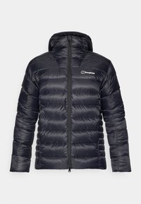 Jachetă puffer neagră cu glugă, având un design matlasat și un fermoar complet în față. Include un logo contrastant pe pieptul stâng.
