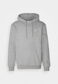 Sudadera de forro polar gris con bolsillo canguro, capucha con cordón, puños acanalados y un logotipo bordado en el pecho. Textura suave.
