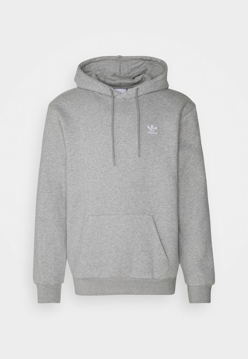 Sudadera de forro polar gris con bolsillo canguro, capucha con cordón, puños acanalados y un logotipo bordado en el pecho. Textura suave.