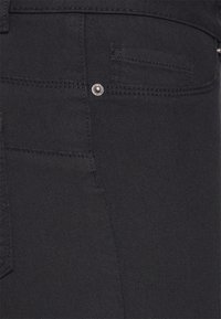 Vero Moda Petite VMHOT SEVEN PUSH PANT - Calças de ganga de corte skinny - black
