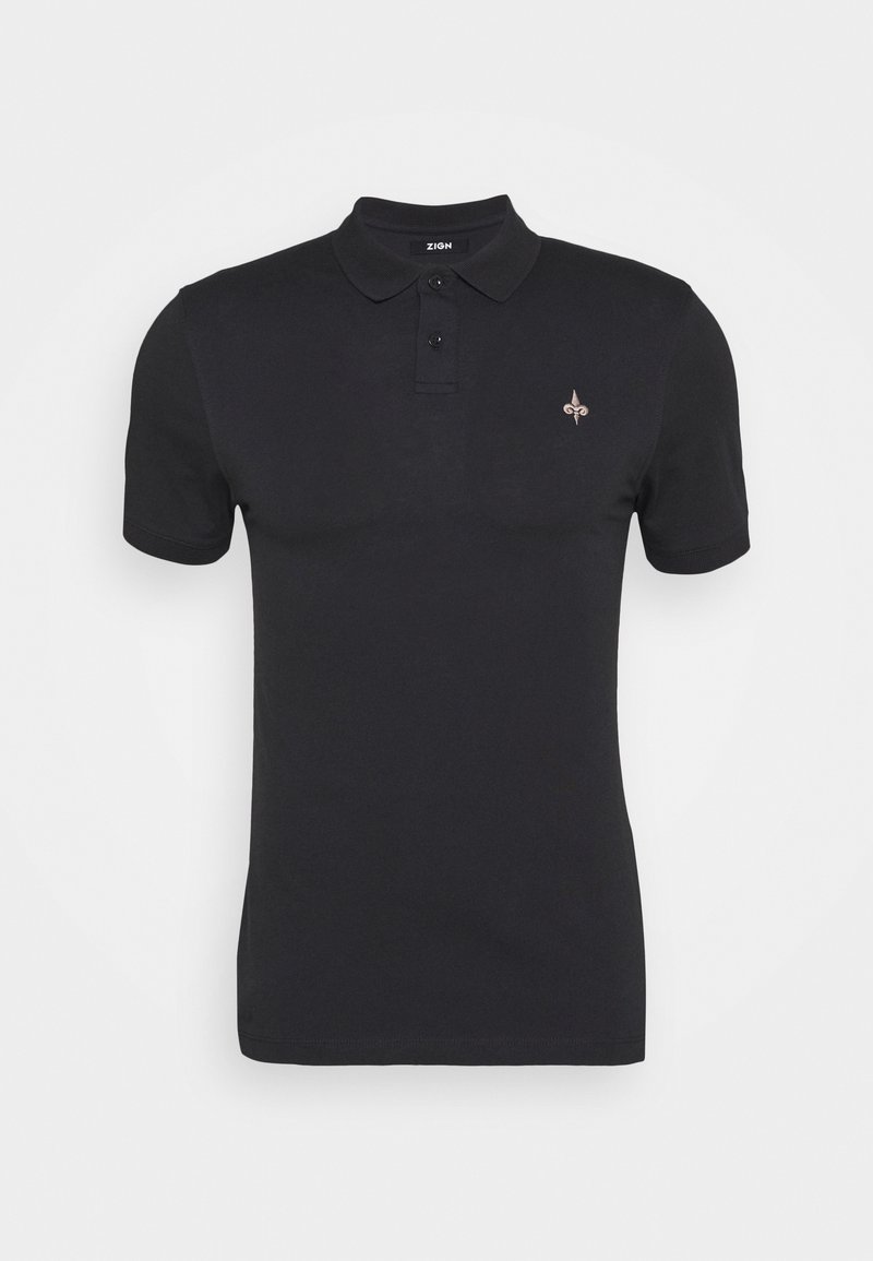 Polo noir à manches courtes avec deux boutons, col et petit logo fleur-de-lis sur le côté gauche de la poitrine.