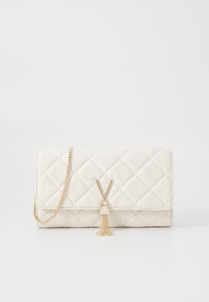 Bílá prošívaná kabelka z umělé kůže se zlatým řetízkovým popruhem, s logem V a detailním třásněm na zapínání. Kompaktní obdélníkový tvar.