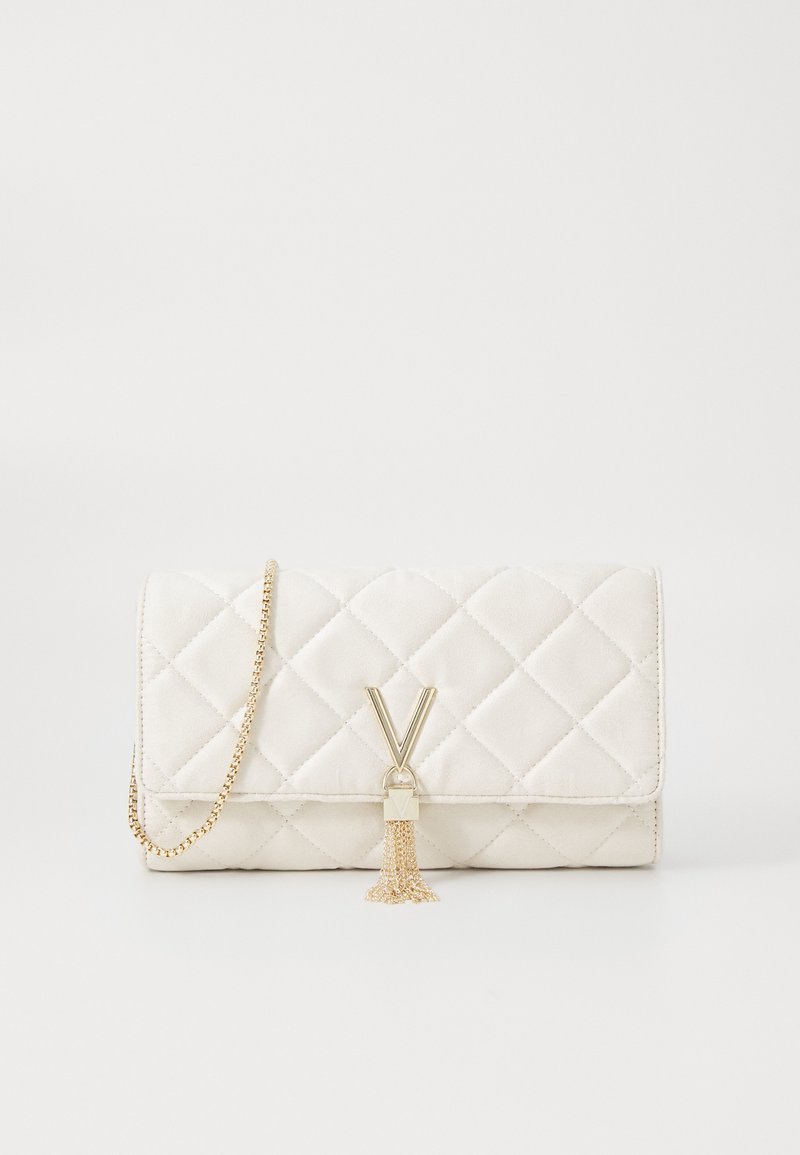 Bílá prošívaná kabelka z umělé kůže se zlatým řetízkovým popruhem, s logem V a detailním třásněm na zapínání. Kompaktní obdélníkový tvar.