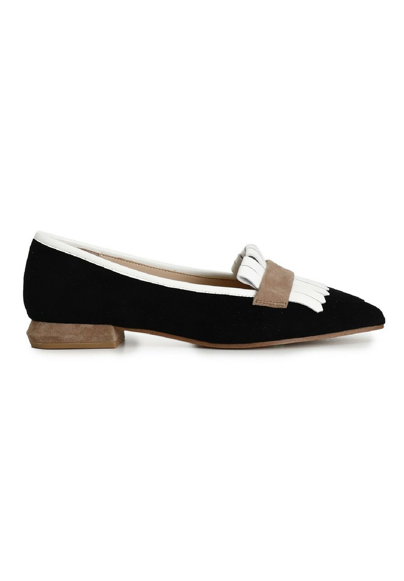 Ballerine nere in suede con punta a forma di mandorla, rifiniture bianche e un'accentuazione taupe con dettaglio a frange. Tacco basso a blocco in materiale beige.