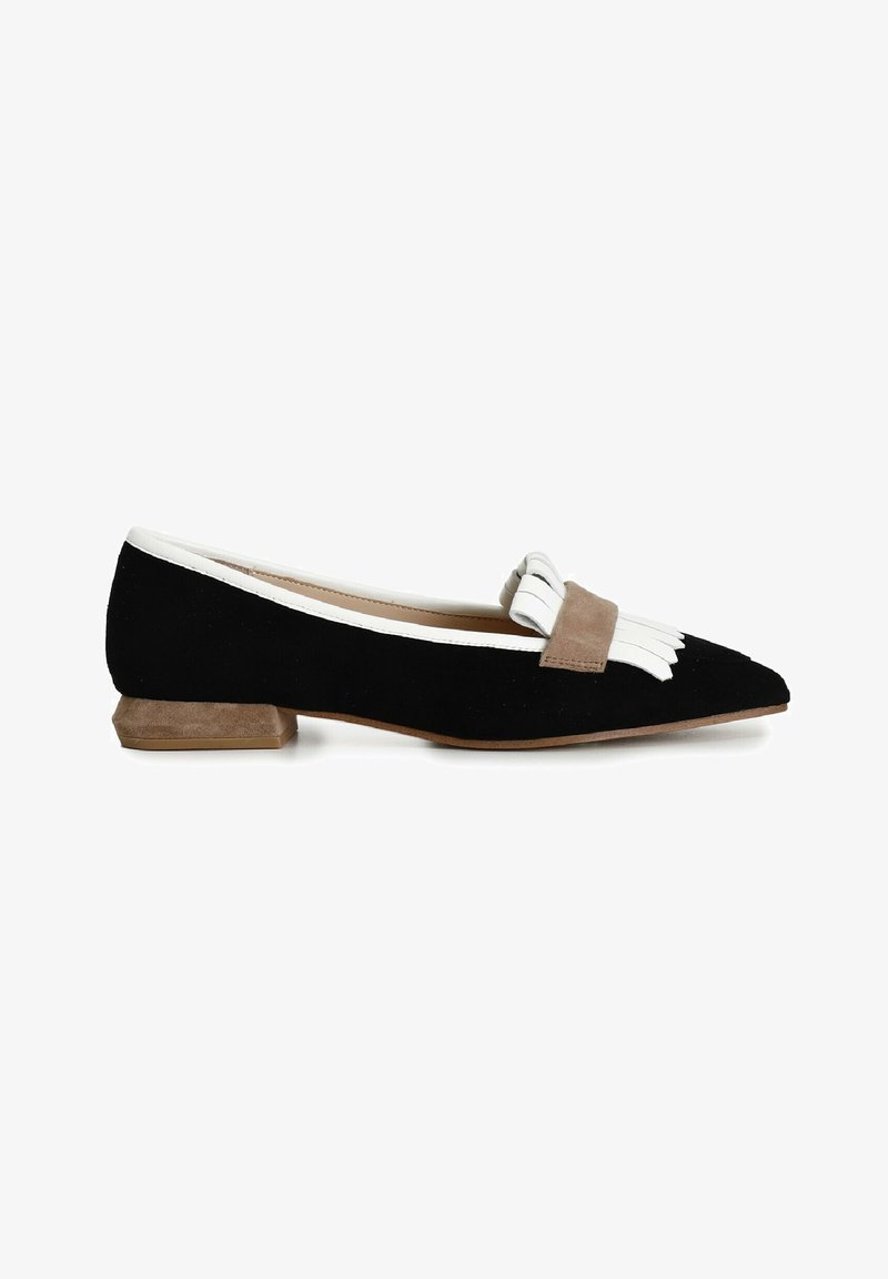 Ballerine nere in suede con punta a forma di mandorla, rifiniture bianche e un'accentuazione taupe con dettaglio a frange. Tacco basso a blocco in materiale beige.