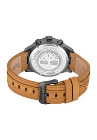 Orologio in acciaio inox nero con quadrante argentato, cinturino in pelle marrone con ritagli e un logo sulla chiusura. Resistente all'acqua fino a 31 metri.