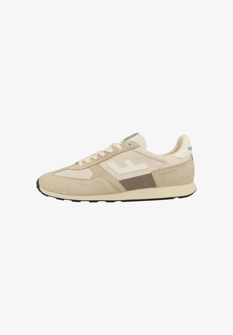 Beige en lichtbruine casual sneaker met suède en mesh panelen, vetersluiting en een platte crèmekleurige zool met zwart profiel.