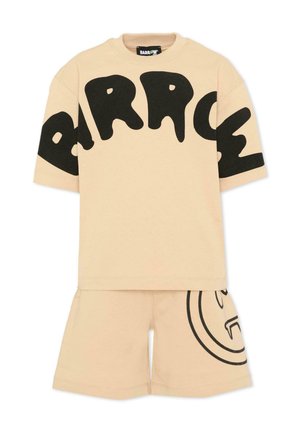 Camicia beige a maniche corte con grande scritta nera "BARROW" sul petto e pantaloncini beige abbinati con un disegno parziale di una faccina sorridente nera.