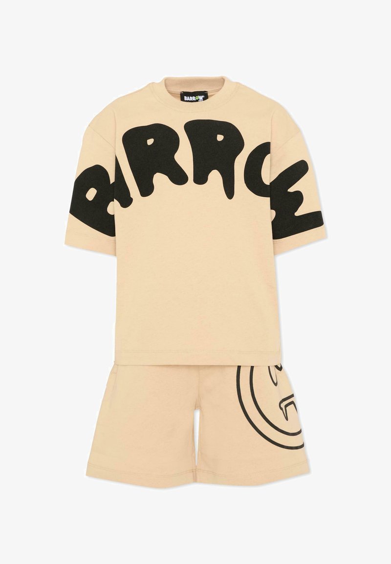 Camisa beige de manga corta con texto grande en negro "BARROW" en el pecho y pantalones cortos beige a juego con un diseño parcial de cara sonriente negra.
