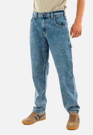Jeans de denim deslavado en azul claro, con un diseño de pierna recta, que cuentan con cinco bolsillos y un cierre visible de botón y cremallera.