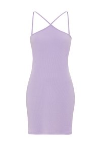 Fialové žebrované šaty se špagetovými ramínky a přiléhavým střihem. Mají design s křížovými zadními ramínky a hladkou texturu. Bez dalších ozdob.