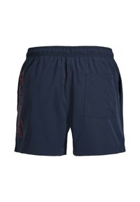 Μπλε ναυτικό μαγιό βερμούδα με ελαστική ζώνη μέσης, πλαϊνή τσέπη δεξιά και κόκκινο διάγραμμα κειμένου κατά μήκος της αριστερής ραφής.