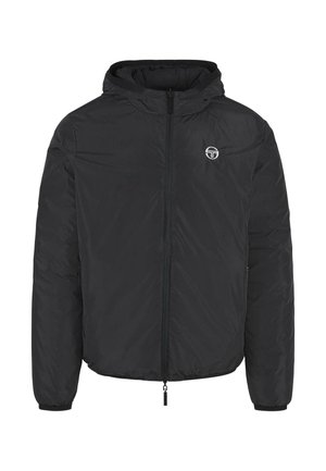 Czarna kurtka z kapturem, zapinana na zamek z przodu, z elastycznymi mankietami i dołem. Posiada małe logo na klatce piersiowej oraz gładką, lekką powierzchnię materiału.