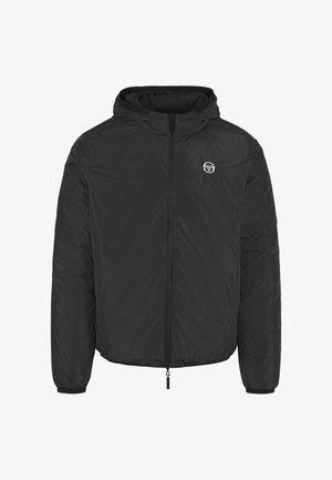 Sort hættejakke med lynlås foran, elastiske manchetter og kant. Har et lille logo på brystet og en glat, let stofoverflade.