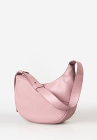 Borsa a spalla in pelle rosa chiaro, con forma arrotondata, tracolla regolabile e design minimalista con texture liscia.