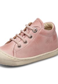 Rosa lädersneaker med rundad tå, små snörningar och hällor. Har en texturerad sula och en subtil präglad logotyp på sidan.